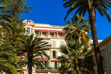 Menton, Alpes Maritimes, Provence, Fransa 'da bir evin cephesi