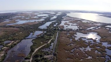 Fransa 'nın Provence kentindeki Bouches du Rhone' daki Camargue manzarasının hava görüntüsü..