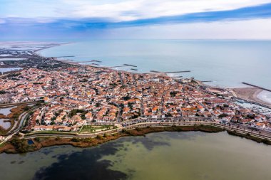 Fransa 'nın Provence kentindeki Bouches du Rhone' daki Saintes Maries de la Mer kasabasının hava manzarası.