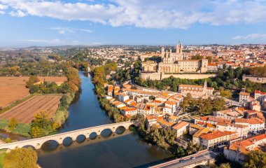 Eski köprü ve Beziers, Occitanie, Fransa 'daki Orb üzerindeki Saint-Nazaire katedrali
