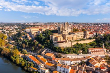 Eski köprü ve Beziers, Occitanie, Fransa 'daki Orb üzerindeki Saint-Nazaire katedrali