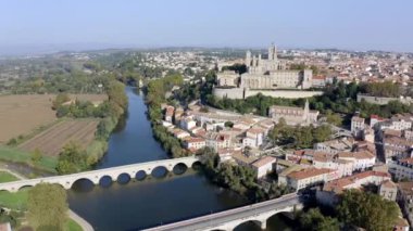 Eski köprü ve Beziers, Occitanie, Fransa 'daki Orb üzerindeki Saint-Nazaire katedrali