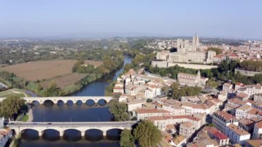 Eski köprü ve Beziers, Occitanie, Fransa 'daki Orb üzerindeki Saint-Nazaire katedrali