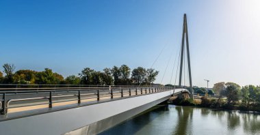 Robert Pouyeşim köprüsü Ramier adasını birbirine bağlıyor ve Garonne 'u Toulouse, Haute Garonne, Occitanie' de geçiyor.