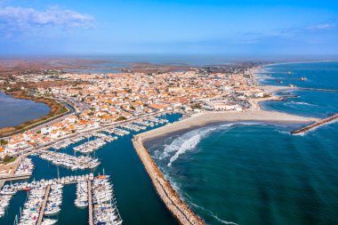 Fransa 'nın Provence kentindeki Bouches du Rhone' daki Saintes Maries de la Mer kasabasının hava manzarası.