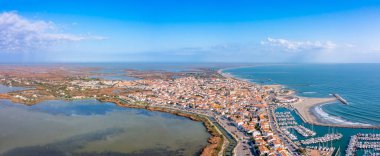 Fransa 'nın Provence kentindeki Bouches du Rhone' daki Saintes Maries de la Mer kasabasının hava manzarası.