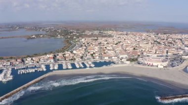 Fransa 'nın Provence kentindeki Bouches du Rhone' daki Saintes Maries de la Mer kasabasının hava manzarası.
