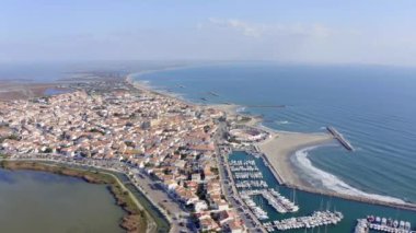 Fransa 'nın Provence kentindeki Bouches du Rhone' daki Saintes Maries de la Mer kasabasının hava manzarası.