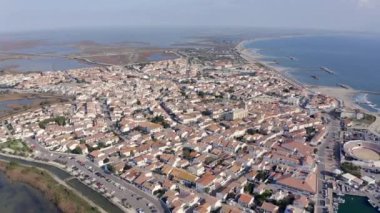 Fransa 'nın Provence kentindeki Bouches du Rhone' daki Saintes Maries de la Mer kasabasının hava manzarası.