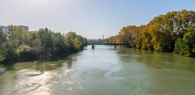 Toulouse, Occitanie, Fransa 'daki Garonne nehri üzerindeki Pudra Dergisi yaya köprüsü.