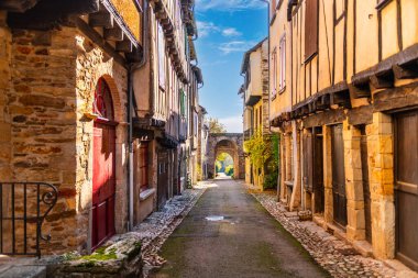 Aveyron, Occitanie, Fransa 'daki Sauveterre de Rouergue ortaçağ köyü.