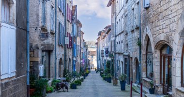 Caylus 'un ana alışveriş caddesi, Tarn et Garonne, Occitanie, Fransa
