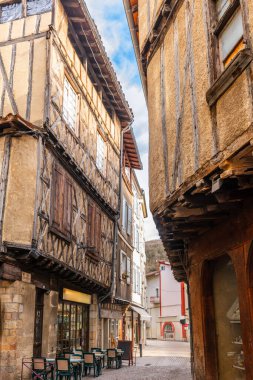 Foix, Ariege, Occitanie, Fransa 'daki tipik evlerin ortaçağ cepheleri.