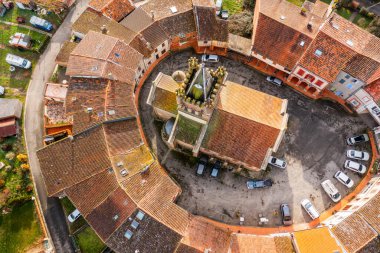 Ariege, Occitanie, Fransa 'daki Saint Martin d' Oydes 'un dairesel ortaçağ köyü.