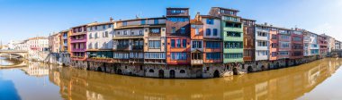 Fransa 'nın Occitanie kentindeki Agout Nehri üzerindeki Castres kasabasındaki evlerin cepheleri.