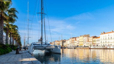 Gemi demirlemiş, Sete 'deki Quai d' Orient, Occitanie, Fransa