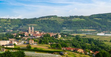 Chabanire köyü ve onun 19. yüzyıl Saint-Didier kilisesi, Monts du Lyonnais, Auvergne-Rhone-Alpes, Fransa