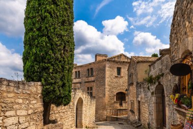Fransa 'nın Provence şehrinde, Les Baux de Provence adlı güzel bir köyde bir sokak.