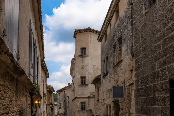 Fransa 'nın Provence şehrinde, Les Baux de Provence adlı güzel bir köyde bir sokak.