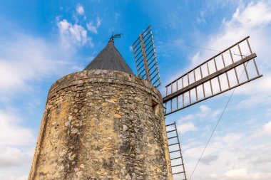 Fontvieille 'deki ünlü Daudet değirmeni, Bouches du Rhone, Provence, Fransa
