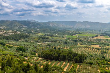 Les Baux de Provence, Fransa 'dan Alpiller ve tarlaların panoramik görüntüsü