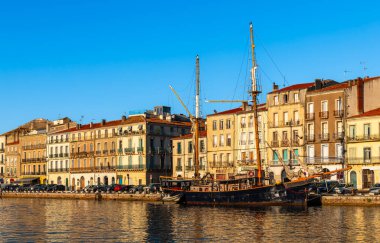 Sete, Occitanie, Fransa 'daki Quai d' Orient 'ten Quai de la Republique' de eski bir donanım.