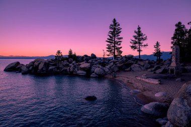Tahoe gölünde pembe gün batımı