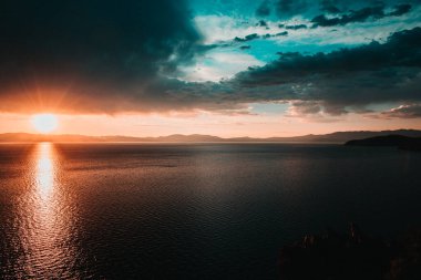 Tahoe gölünde pembe gün batımı