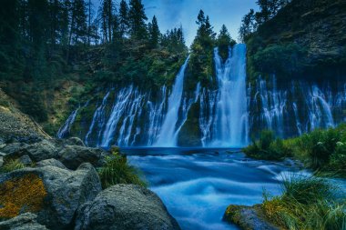 Gün batımında Burney Falls akıyor 