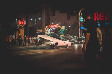 Bir araba fuarında hidrolik araba. 