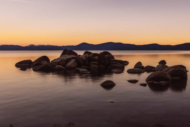 Tahoe Gölü 'nde kış gündoğumu 