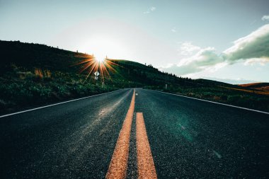 Dağların arasından geçen açık yol. 