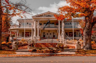 Cadılar Bayramı için dekore edilmiş vintage bina  