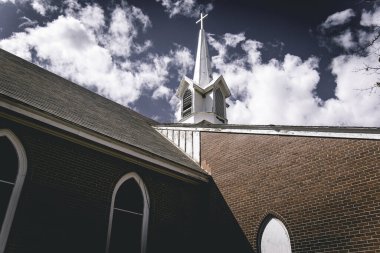 Güneşli bir günde inşa kilise 