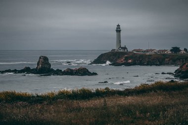Kasvetli havada deniz feneri