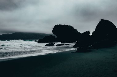 San Francisco 'daki karanlık plaj. 