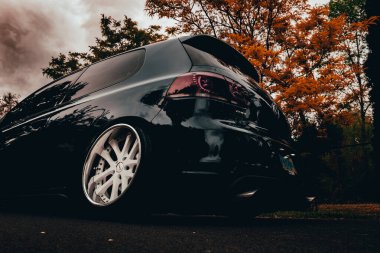 Torbalı araba, kamufle tekerlekler.