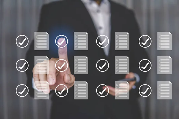 İş adamı görsel ekranda veri belgesi seçti. Veri yönetimi ve veri bilgi ve veri ağı için teknoloji.