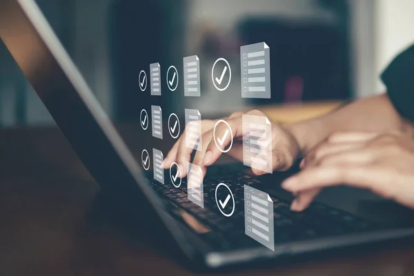 İş adamı görsel ekranda veri belgesi seçti. Veri yönetimi ve veri bilgi ve veri ağı için teknoloji.
