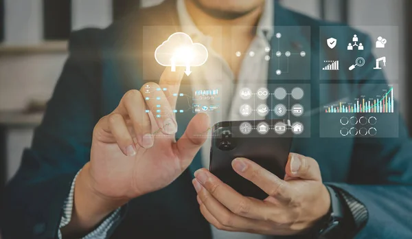 Sanal gerçeklik üzerine veri ve analitik grafik indirme ve büyüyen grafik, analiz pazarı ve talep için grafik yatırımları kullanan iş adamları.