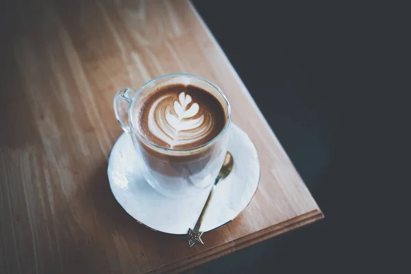Masada sıcak kahve fincanı, geç saatte sanat kahvesi.
