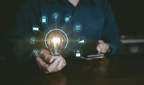 İş simgesine sahip fikir ve teknoloji kavramı, ampul ve simge işi tutan insanlar .