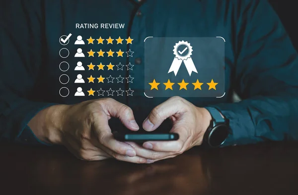 Müşteri geribildirimi ve değerlendirmesi akıllı telefondaki uygulamayla 5 yıldızlı iyi derecelendirme için seçilmiş, İfade.