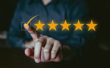 Müşteri geribildirimi ve değerlendirmesi akıllı telefondaki uygulamayla 5 yıldızlı iyi derecelendirme için seçilmiş, İfade.