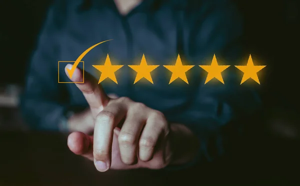 Müşteri geribildirimi ve değerlendirmesi akıllı telefondaki uygulamayla 5 yıldızlı iyi derecelendirme için seçilmiş, İfade.