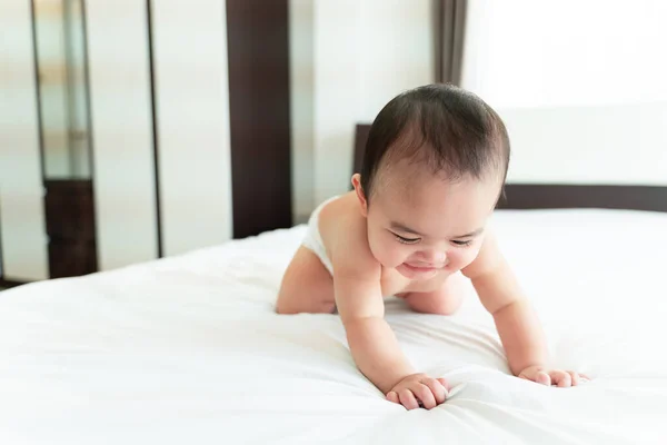 Bebek Gülümsemesi Küçük Çocuk Yatakta Yatıyor Küçük Çocuk Geziniyor — Stok fotoğraf