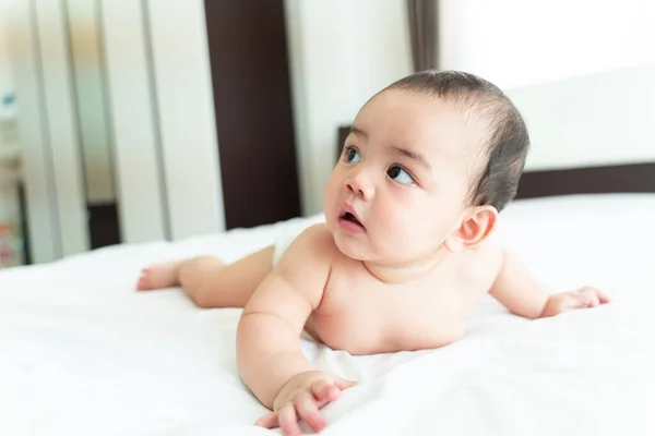 Baby Smile Little Boy Ležící Posteli Malé Dítě Bloudí — Stock fotografie