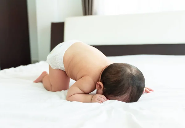 Baby Glimlach Little Boy Liggend Het Bed Klein Kind Dwalen — Stockfoto