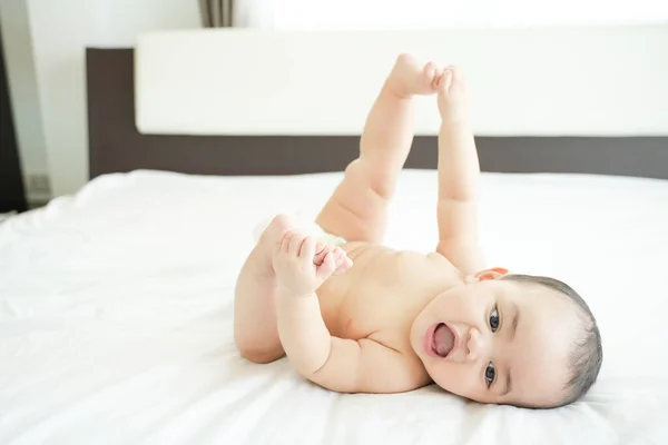 Baby Smile Little Boy Ležící Posteli Malé Dítě Bloudí — Stock fotografie