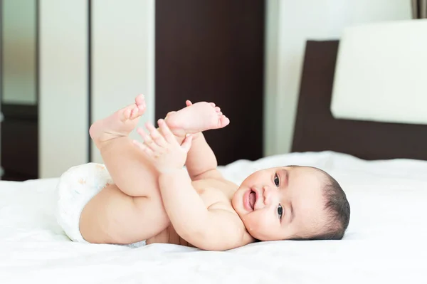 Sonrisa Bebé Niño Pequeño Acostado Cama Niño Pequeño Vagando —  Fotos de Stock